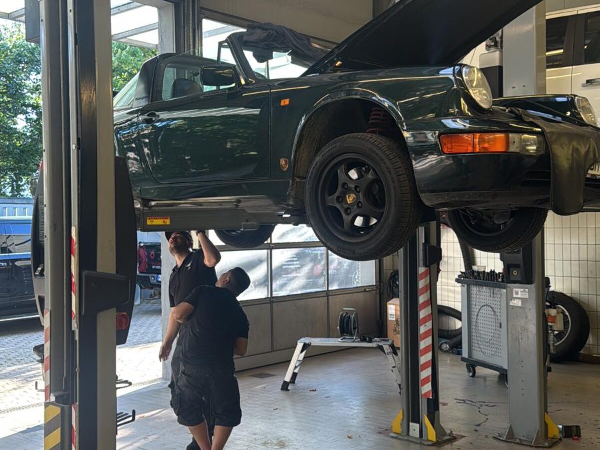 Independent pre-purchase inspection on a workshop lift